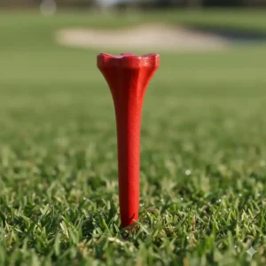 Nahaufnahme, die zeigt, wie golf tees plastik langlebig sind und eine robuste Bauweise haben.