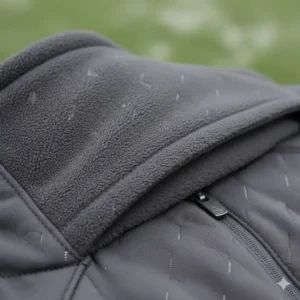 Nahaufnahme des Thermostoffs der winter golf jacke herren für optimale Wärme und Isolation.