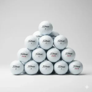 Ein Stapel verschiedener premium golf bälle titleist Modelle (Pro V1, Pro V1x, AVX) auf dem Rasen.