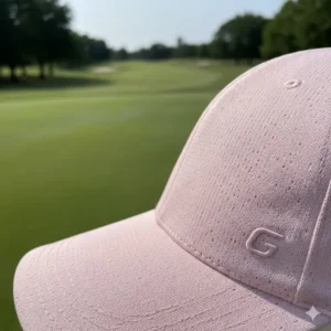 Nahaufnahme der hochwertigen Textur einer golf cap damen stylish aus Funktionsmaterial.