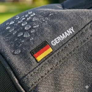 Wassertest an einer golf tasche langlebiges material mit wasserabweisender Oberfläche.
