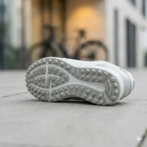 Detailaufnahme der griffigen Noppensohle für golf schuhe spikelos herren.