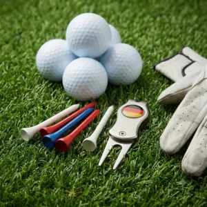 A close-up of essential tees and balls from the golf zubehör set anfänger.